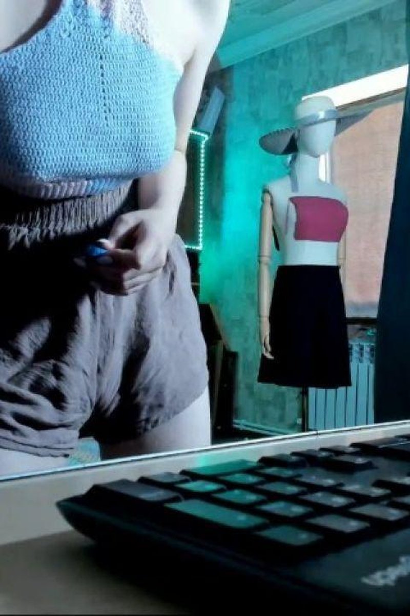 Modeling Clothes - Screenshot 1 of 4 - Crocheting