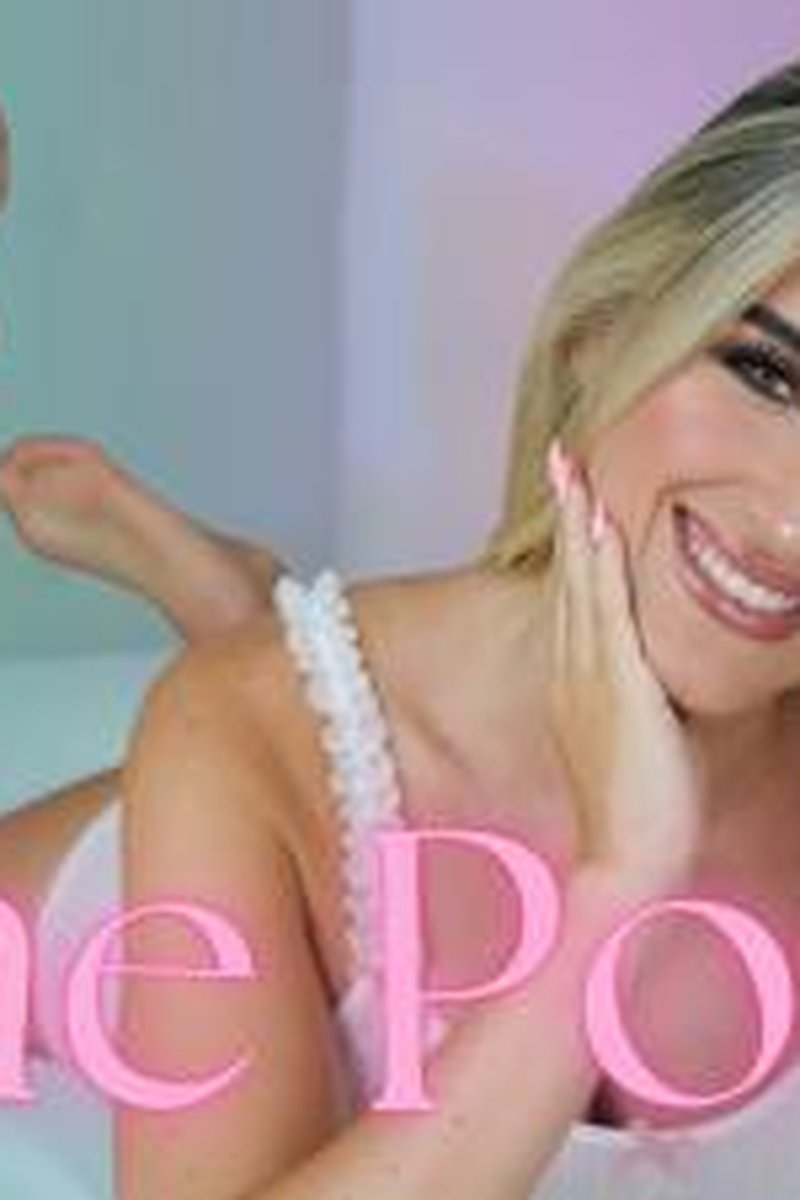 "The Pose" - Screenshot 1 of 4 - Femdom