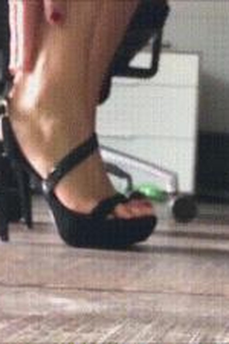 Object Compression In High Heels - Screenshot 1 of 4 - Domination