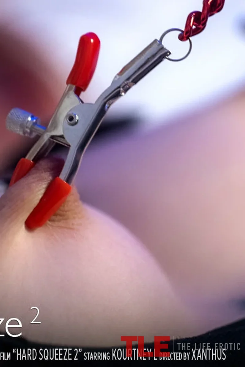 Hard Squeeze 2 - Screenshot 1 of 4 - Ass Fetish