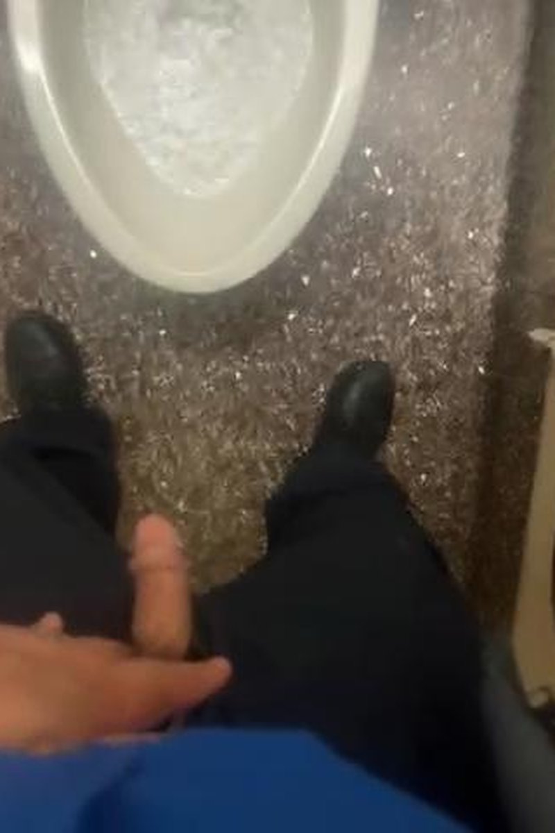 Piss Kink - Screenshot 1 of 4 - Cock Play