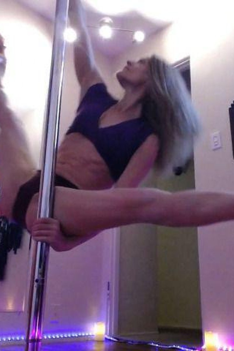 Peppermint Pole Dancing - Screenshot 1 of 4 - Dancing