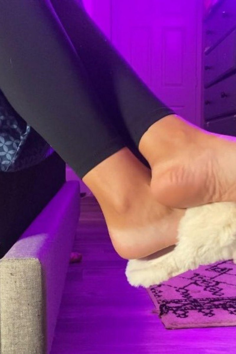 Slipper Dangle - Screenshot 1 of 4 - Foot Fetish