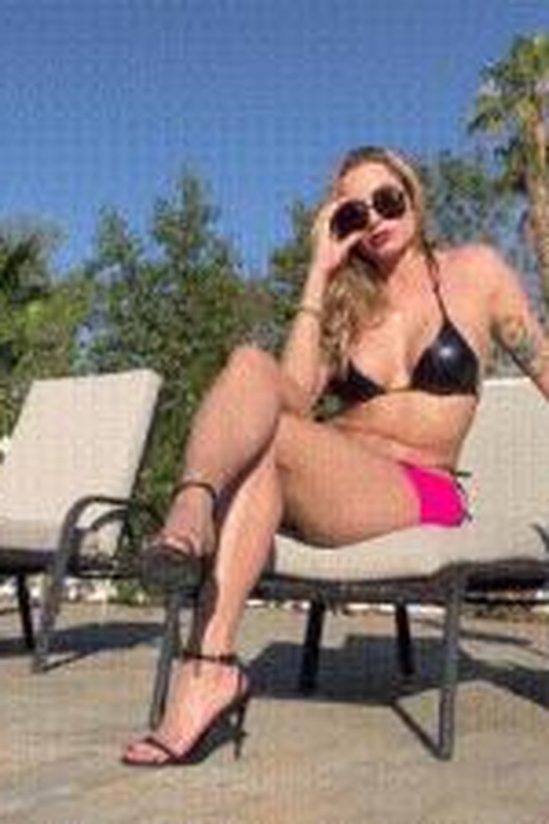 Be My Poolboy - Screenshot 1 of 4 - Blonde Hair (Female)