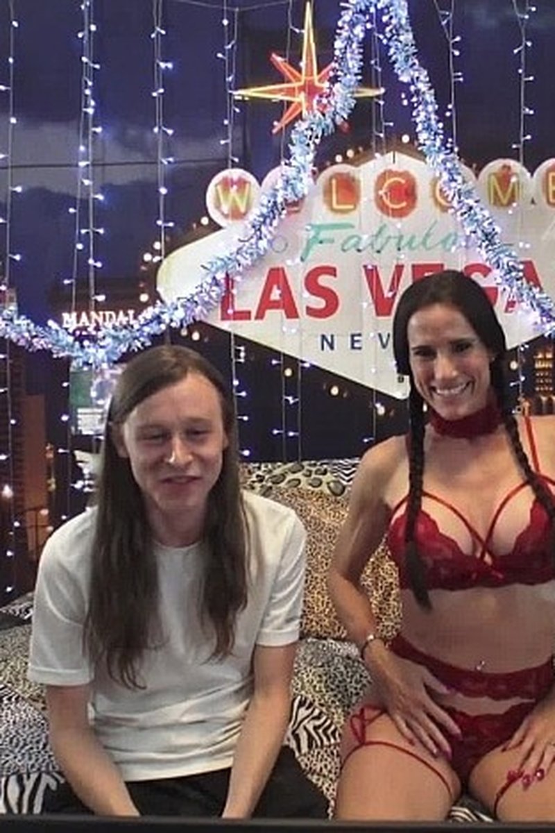 Sofie and Conor Coxxx Live Cam Show - Screenshot 1 of 4 - Braids