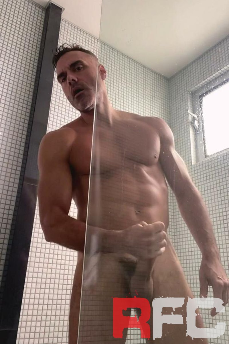 Shower Solo - Screenshot 1 of 4 - Big Muscle Guys