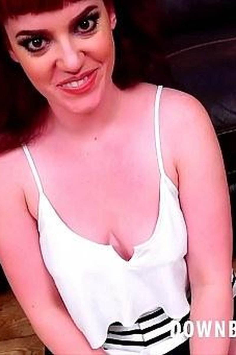 Zoe Page - Screenshot 1 of 4 - Downblouse