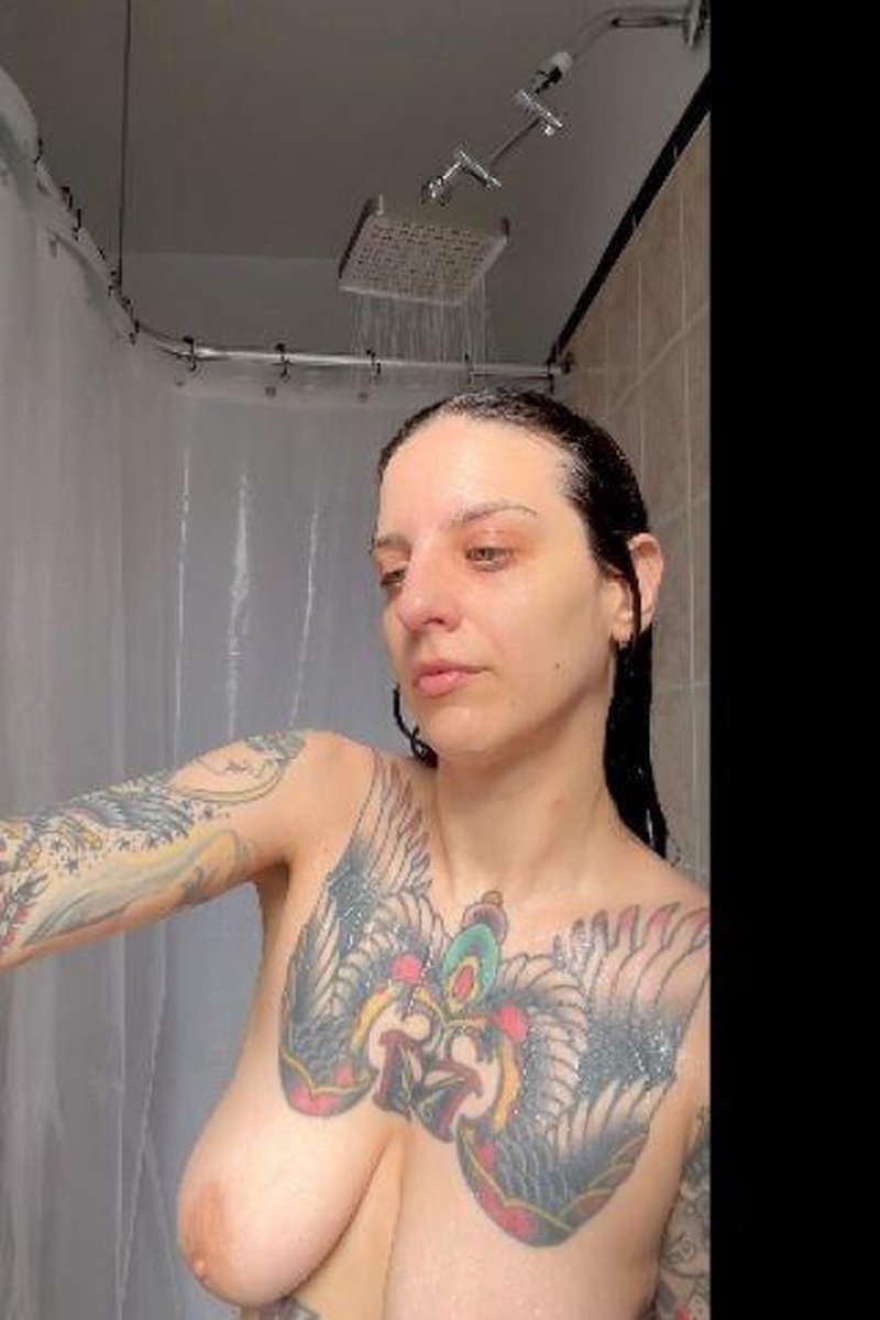 Shower Time - Screenshot 1 of 4 - Bathroom