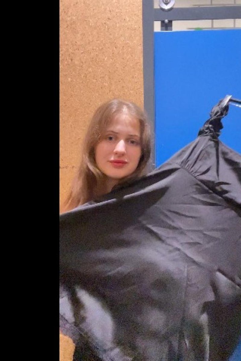 Fitting Clothes - Screenshot 1 of 4 - Babes