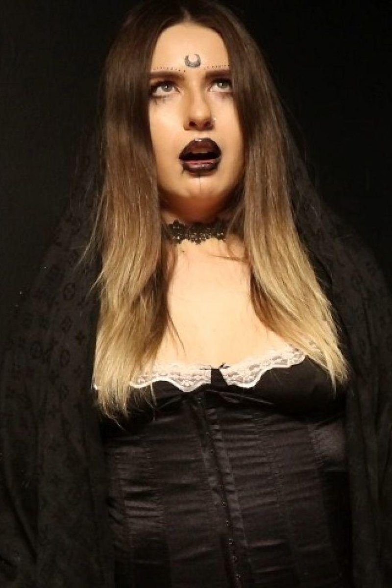 Witch Smoking &Burping - Screenshot 1 of 4 - Burping Fetish