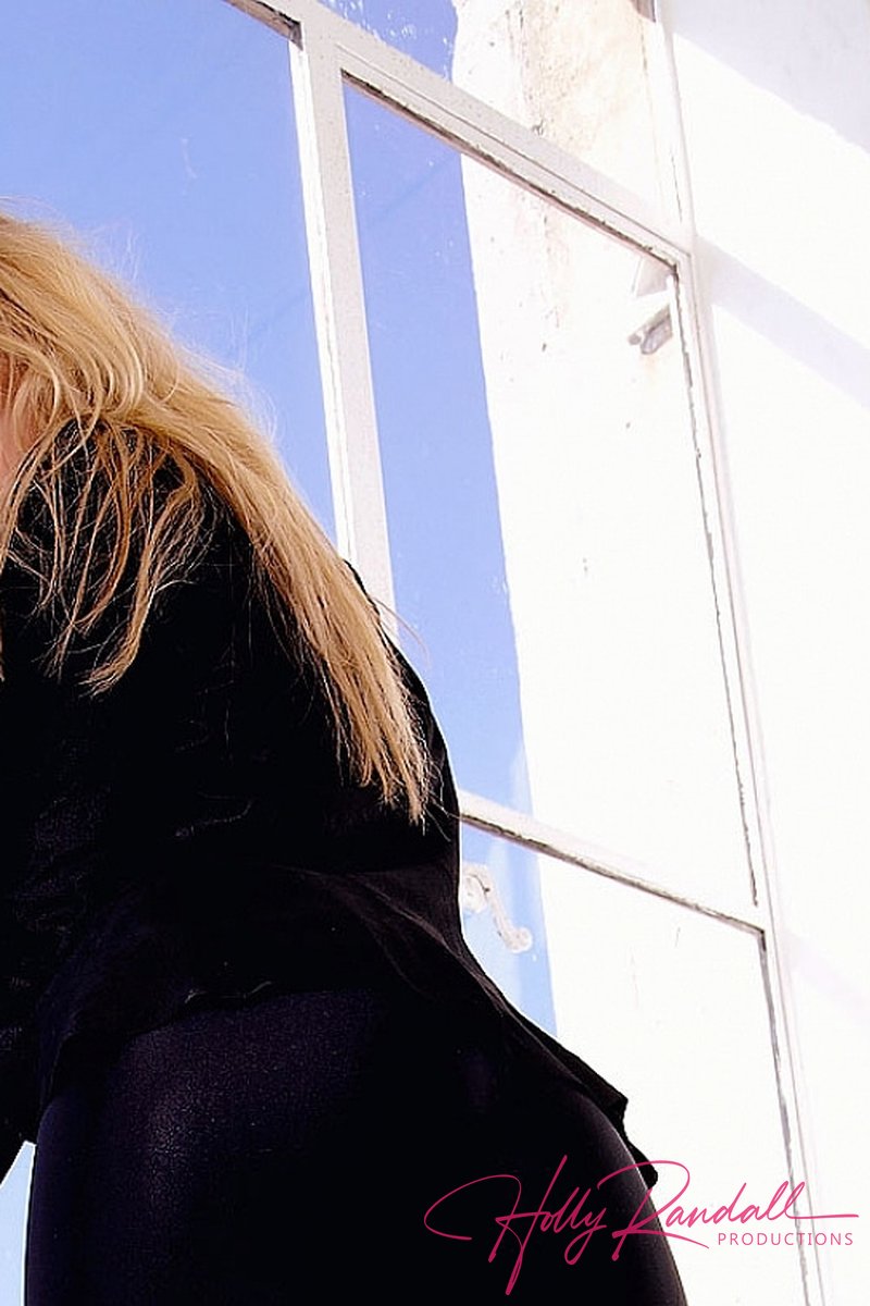 Jezebel - Screenshot 1 of 4 - Blond Hair
