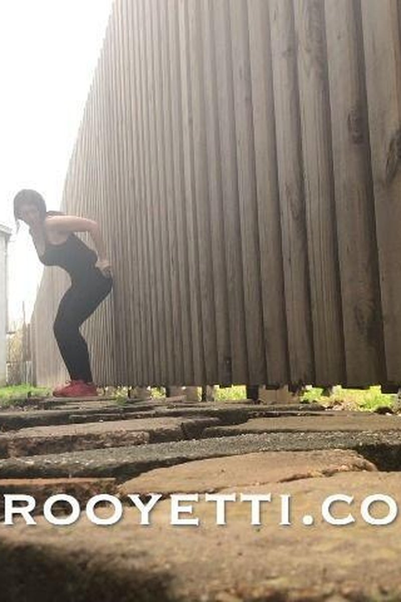 Peeing Outside - Screenshot 1 of 4 - Brown Hair