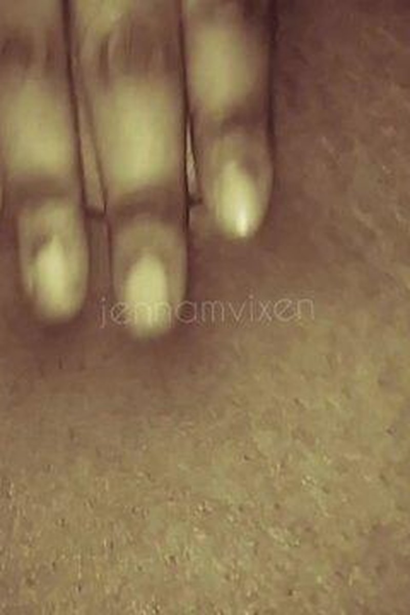 Bellybutton Or Clit? - Screenshot 1 of 4 - BBW