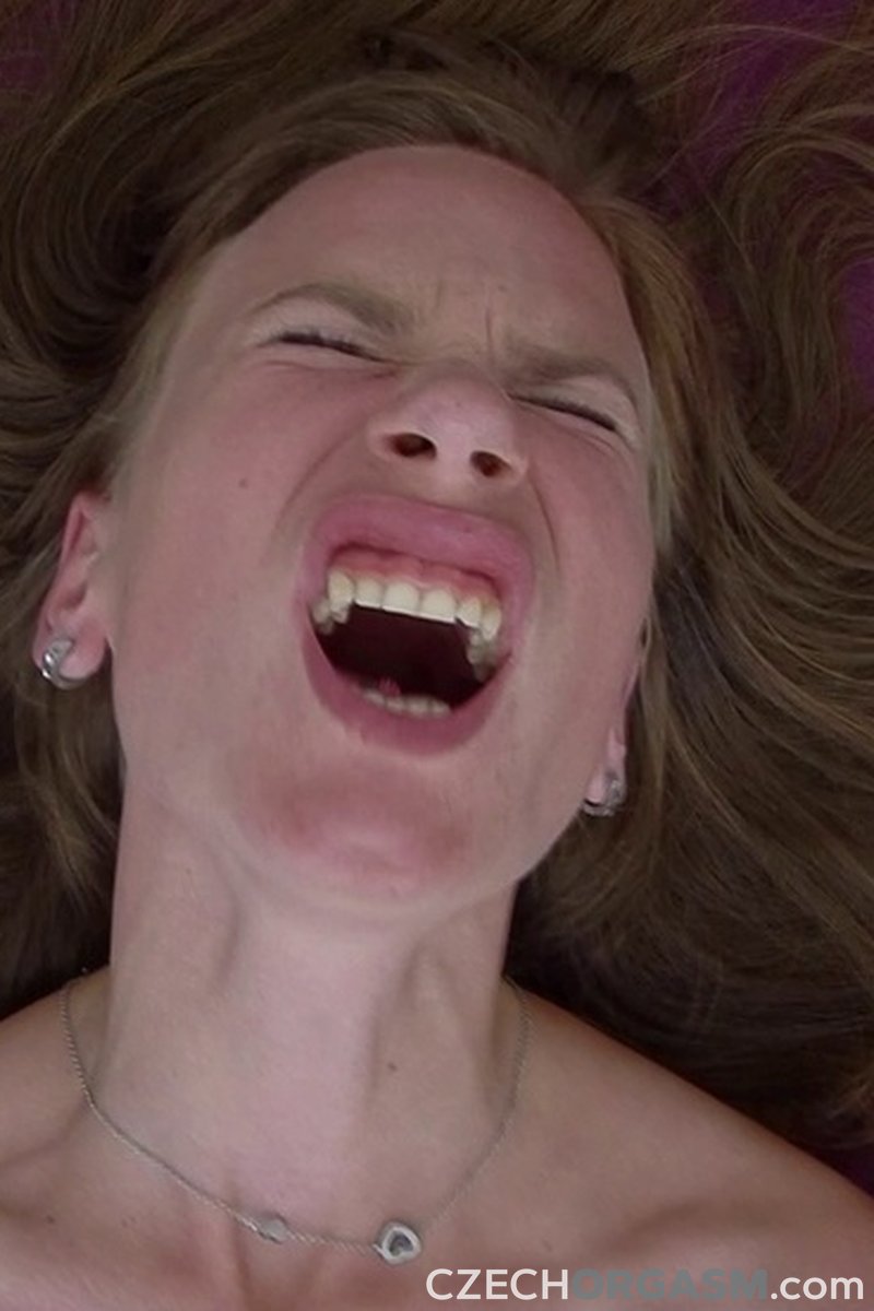 Ecstatic Brunette 3 - Screenshot 1 of 4 - Brown Hair