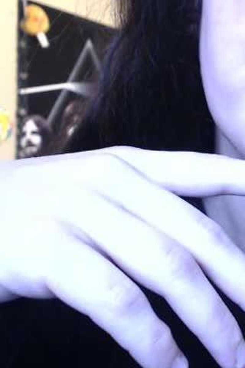 TP-manyvidslilshortcutie-red-lipstick-with-spit