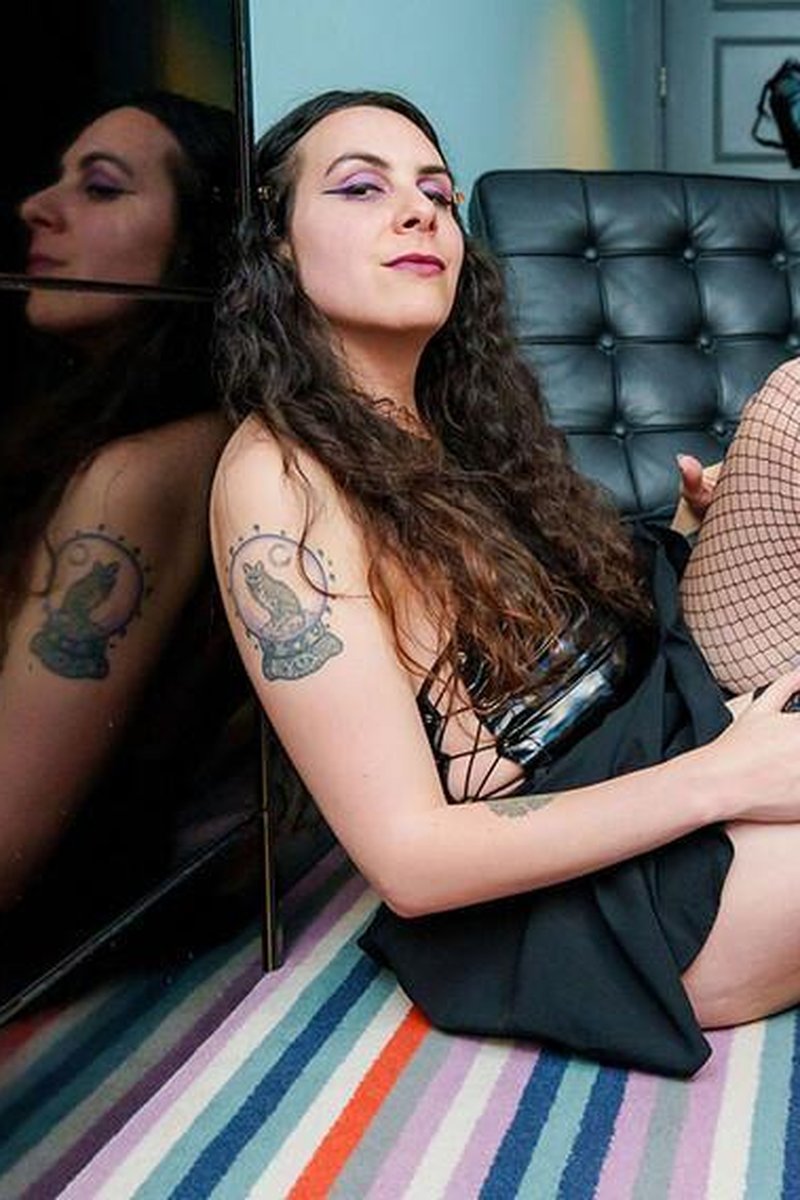 Playtime In Fishnets - Screenshot 1 of 4 - Black Hair