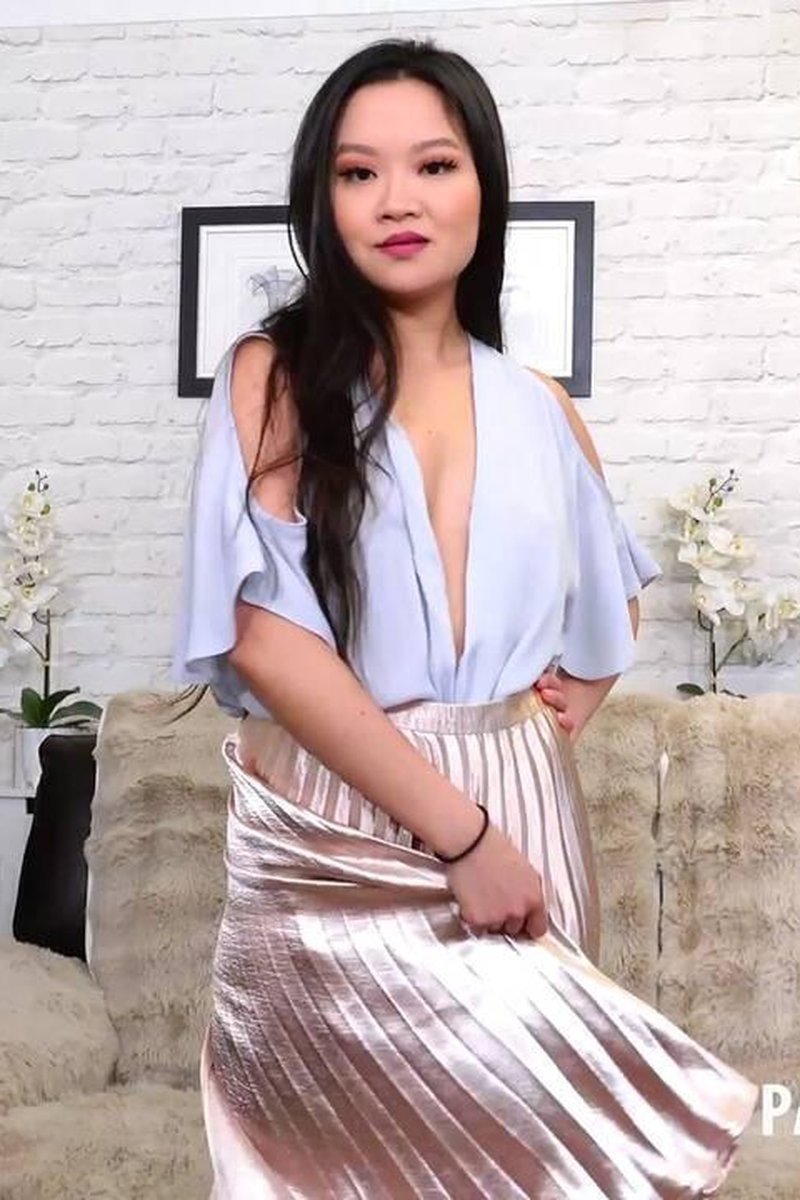 Louisa Lu - Screenshot 1 of 4 - Bare Legs