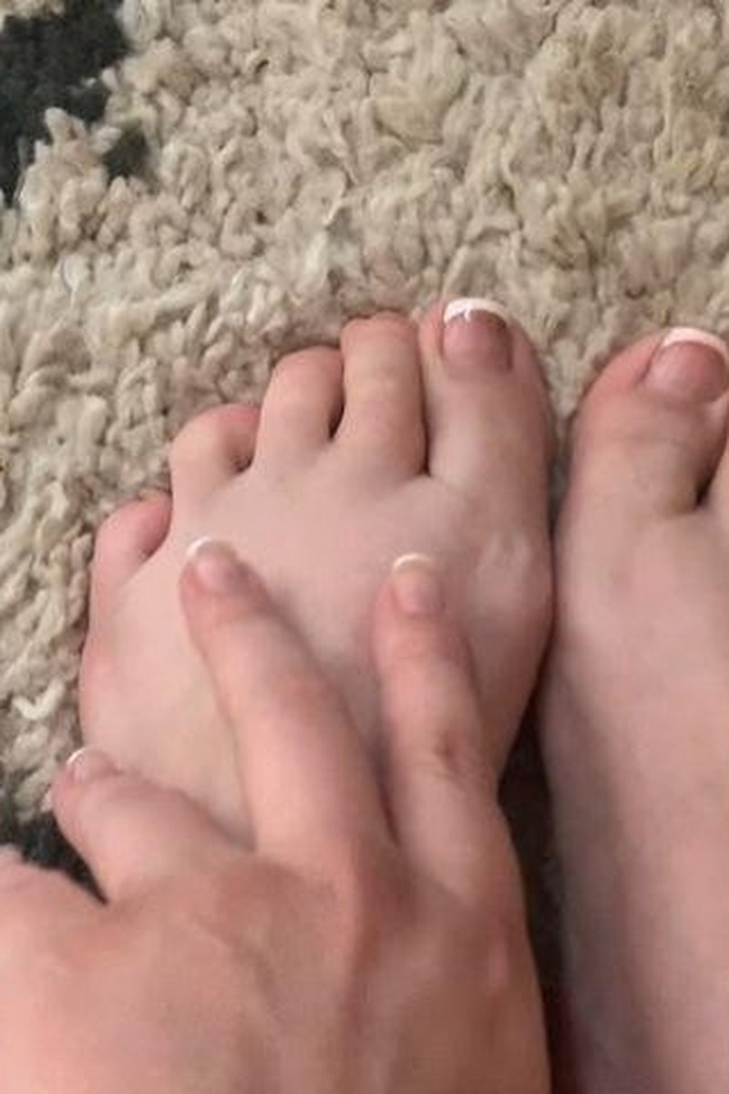 BBW Lotions Her Pedicured Feet - Screenshot 1 of 4 - BBW