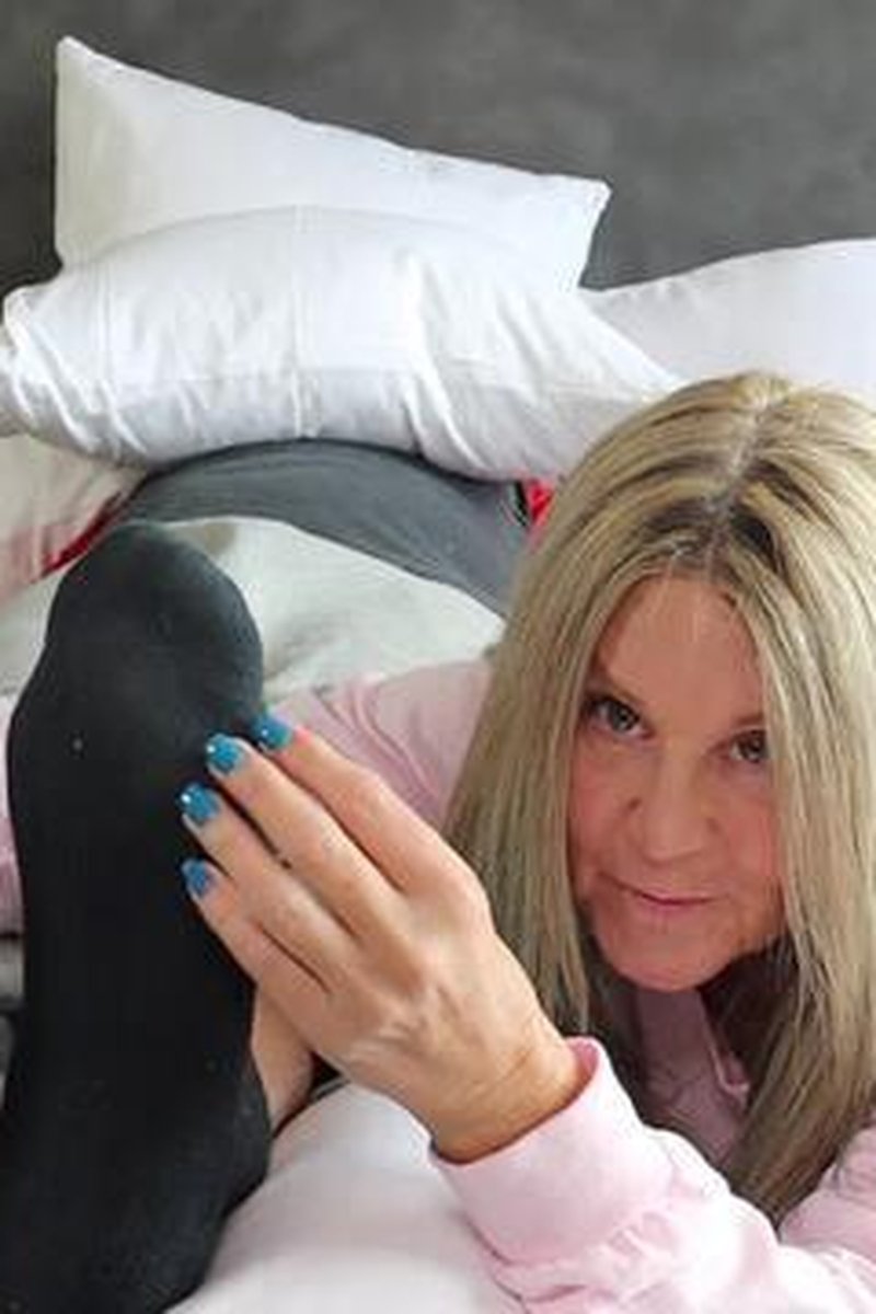 Wonderfeetwoman Cum For Stinky Male Feet - Screenshot 1 of 4 - Foot Fetish