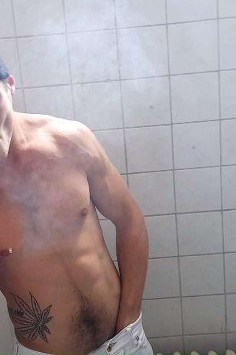 Chasing Peeing Spray - Screenshot 1 of 4 - Gay