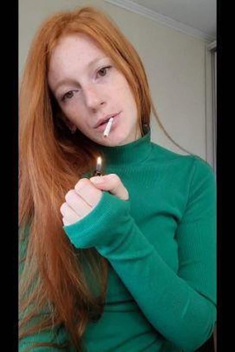 Redhead Smoking - Screenshot 1 of 4 - Cigar Fetish