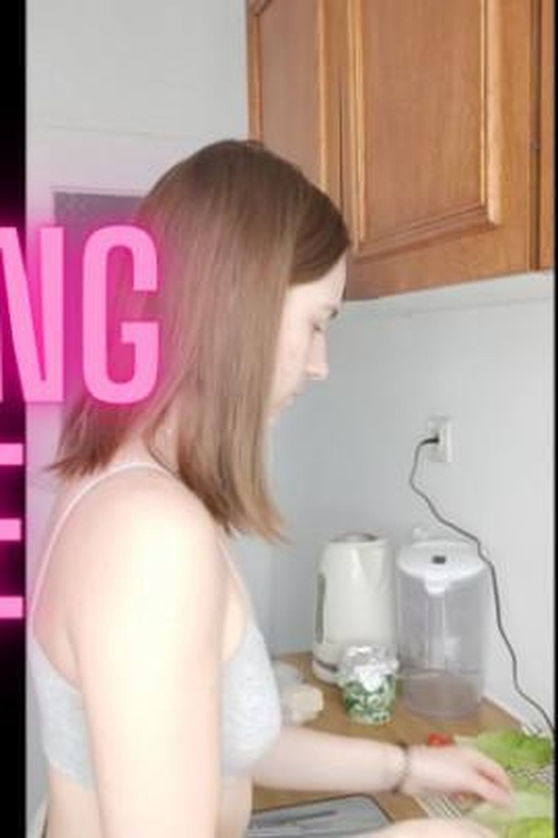 Cooking Dinner - Screenshot 1 of 4 - Brown Hair