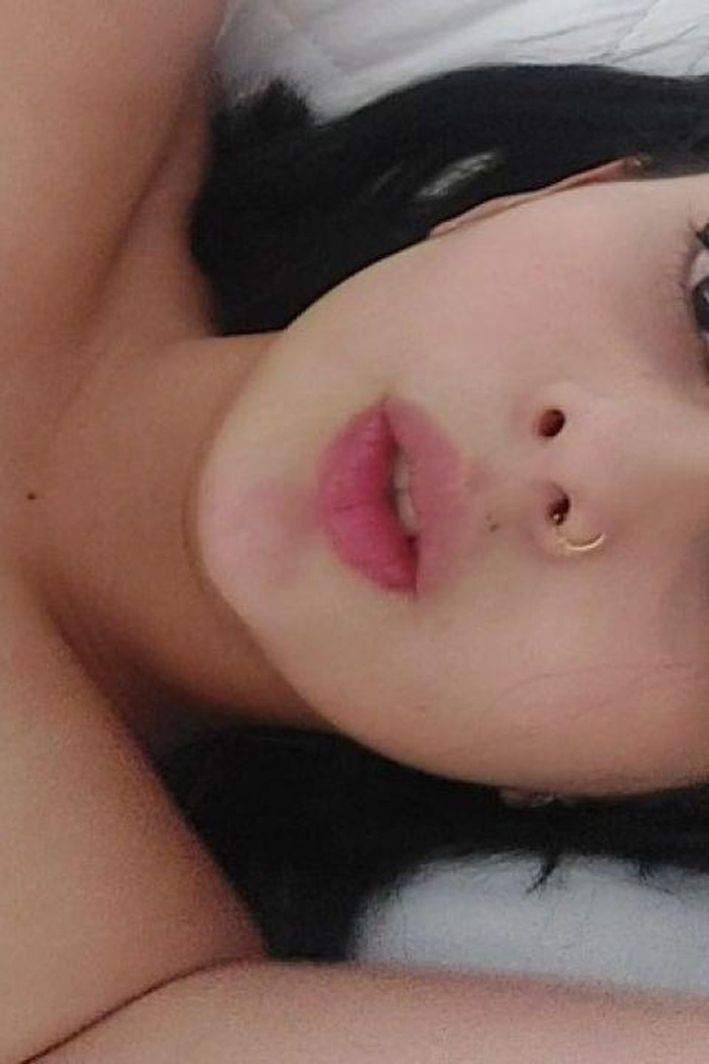 Eye Contact - Screenshot 1 of 4 - Kissing