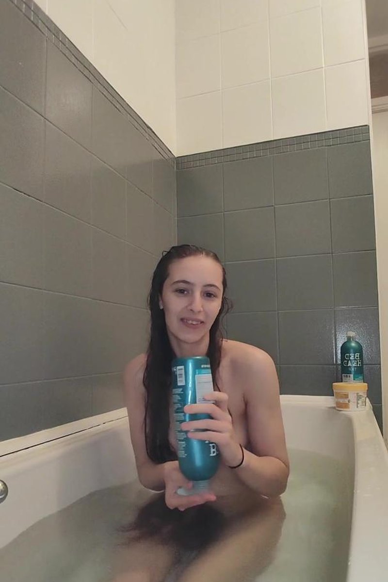Taking A Bath - Screenshot 1 of 4 - Thepetitegeordie