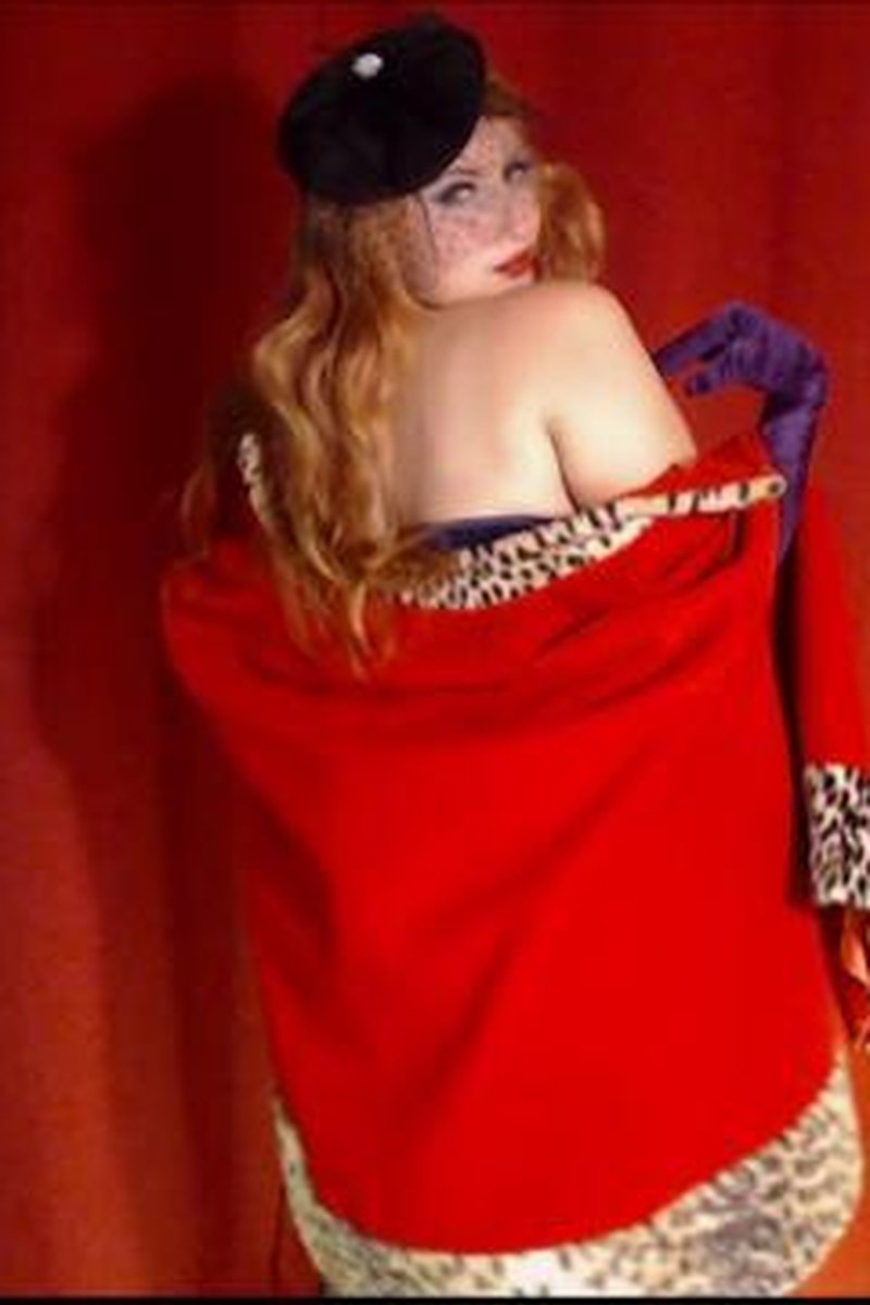 Burlesque Tease - Screenshot 1 of 4 - Costume