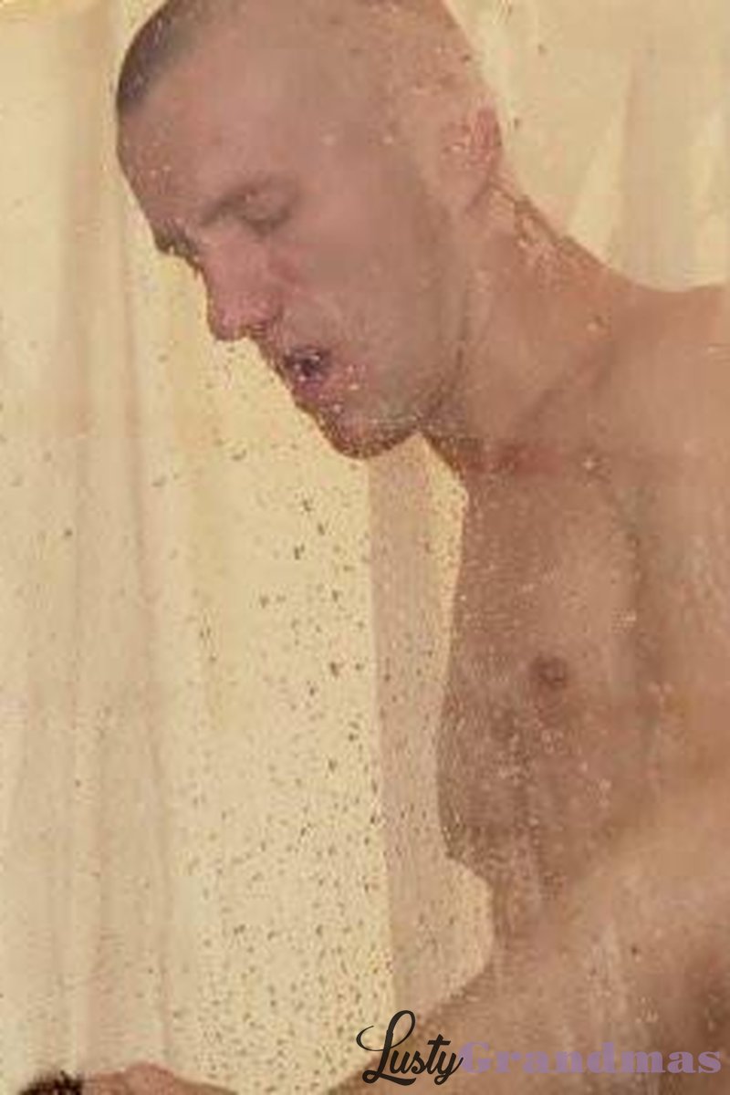 Tricky Shower - Screenshot 1 of 4 - Brown Hair