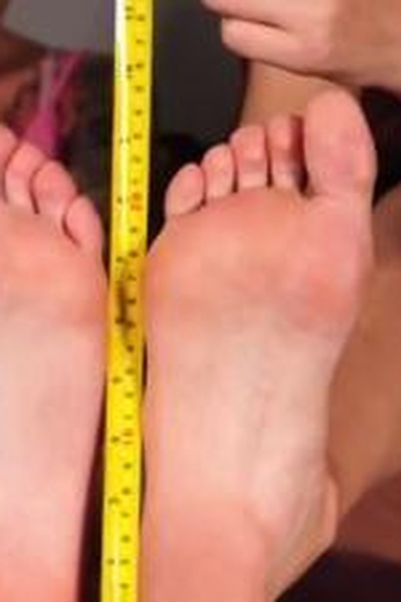Feet Size Difference - Screenshot 1 of 4 - Body Part Comparison