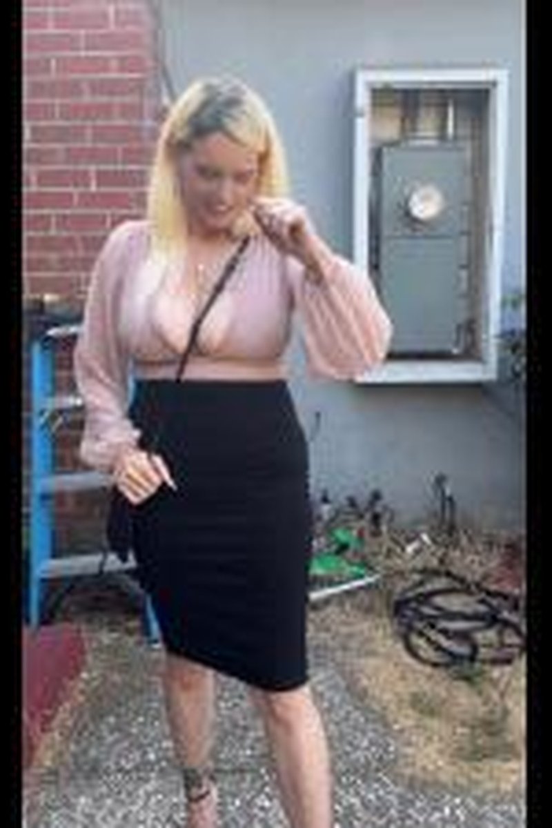 Mugging Interview - Screenshot 1 of 4 - Babes