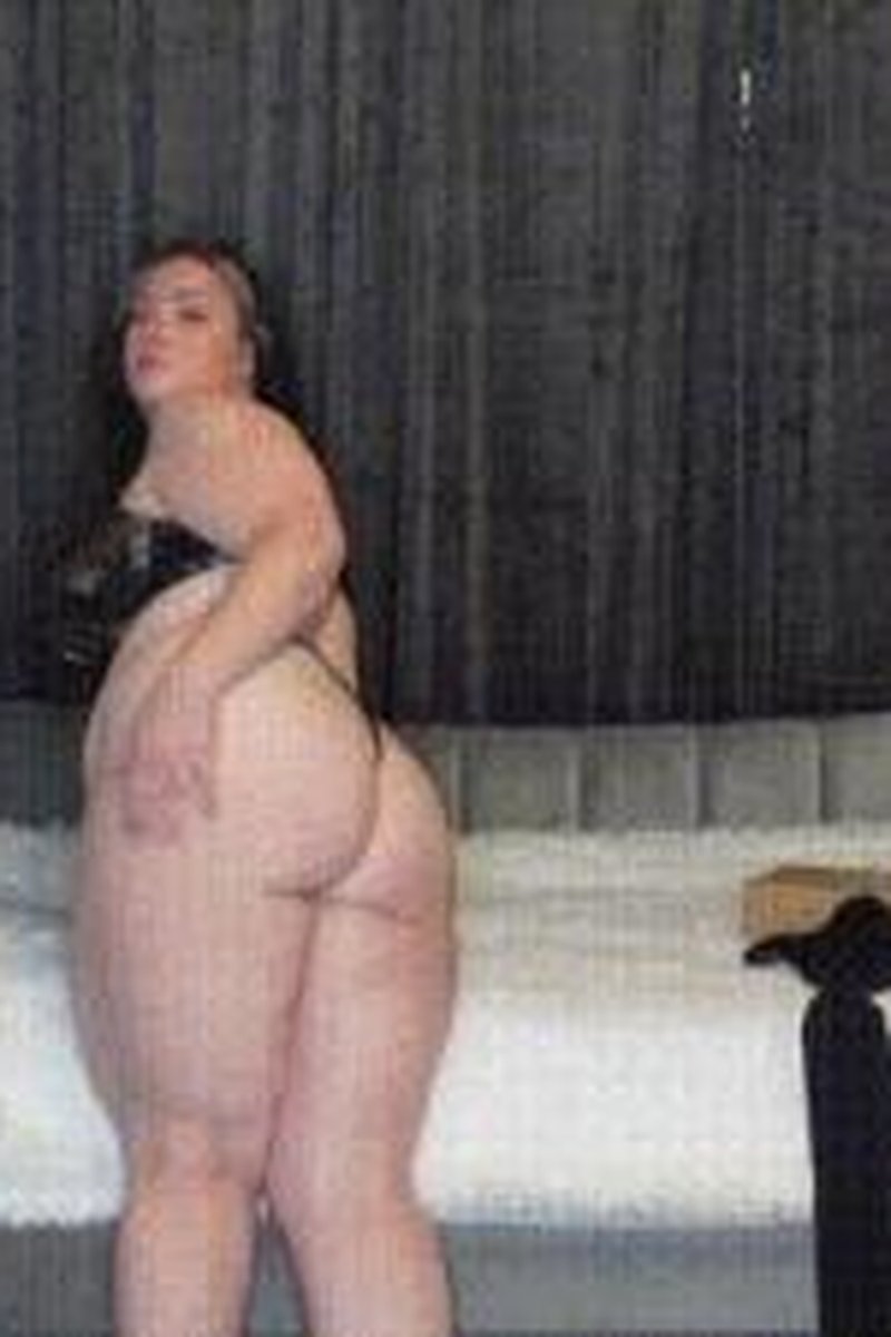 Red Bottom Tease - Screenshot 1 of 4 - BBW
