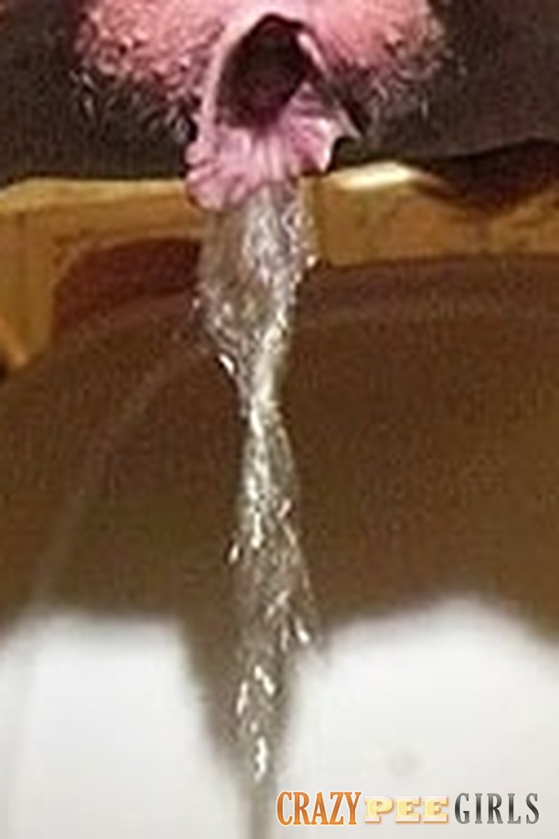 Cute Redhead Peeing - Screenshot 1 of 4