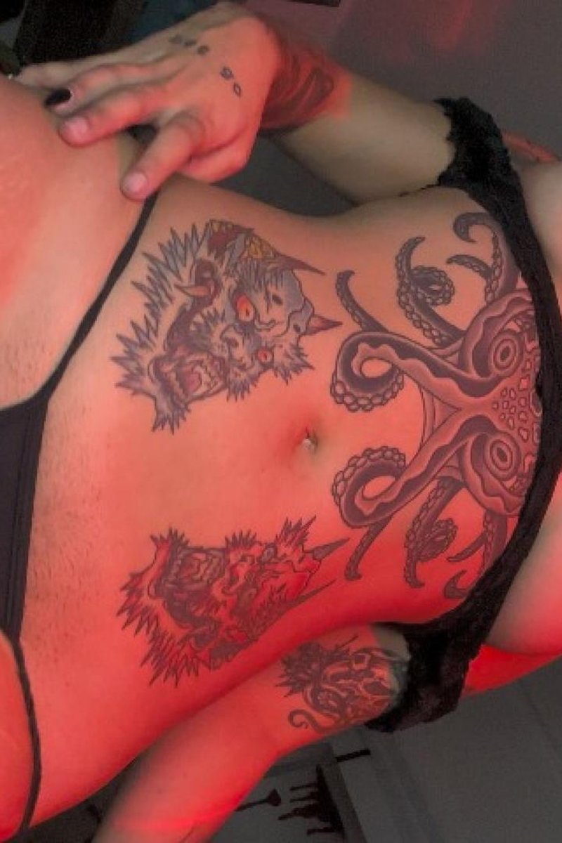Skeleton Fingering - Screenshot 1 of 4 - Latin Woman
