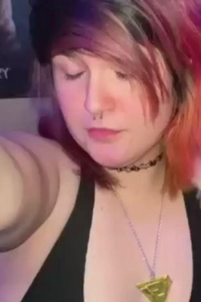 Emo Slut Fingers Herself - Screenshot 1 of 4 - Alternative Girl