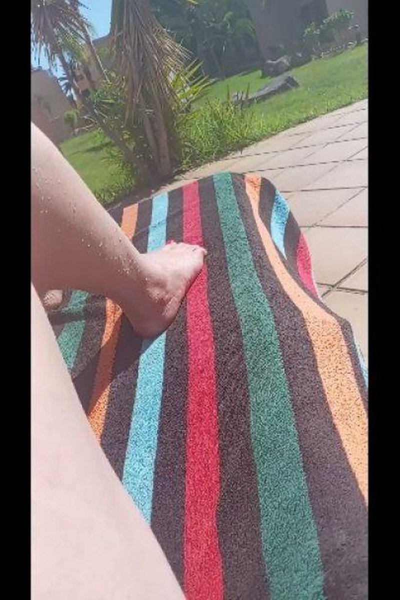 Poolside - Screenshot 1 of 4 - Foot Fetish