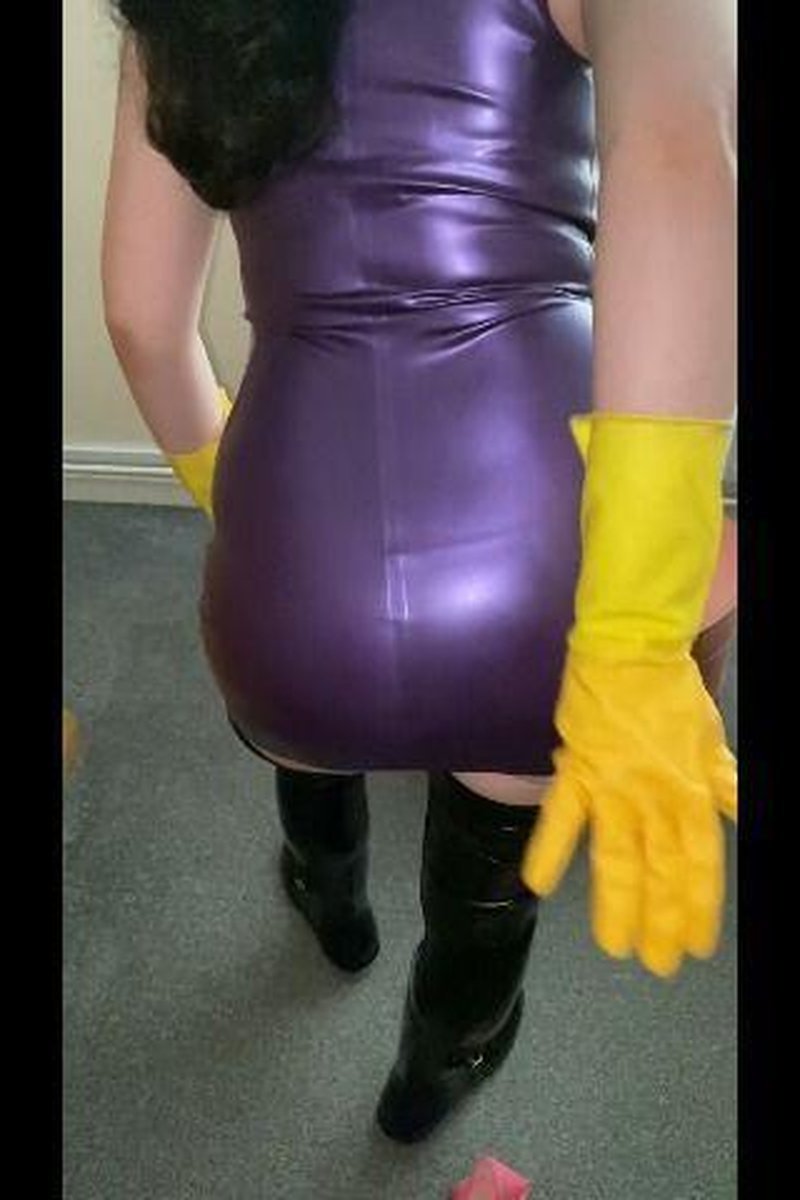 Latex/Rubber Striptease - Screenshot 1 of 4 - Boots