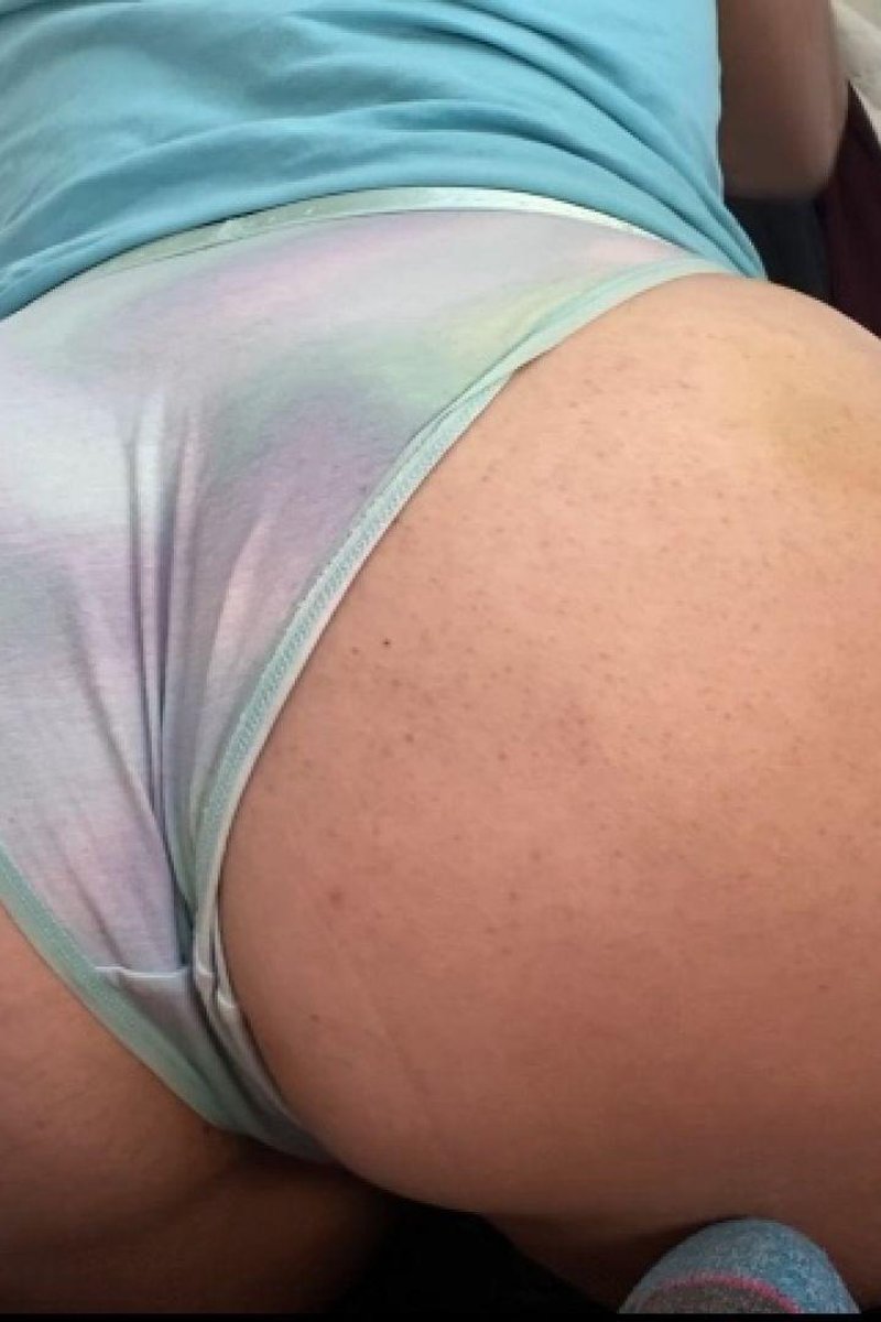 Housework Striptease - Screenshot 1 of 4 - Cleaning