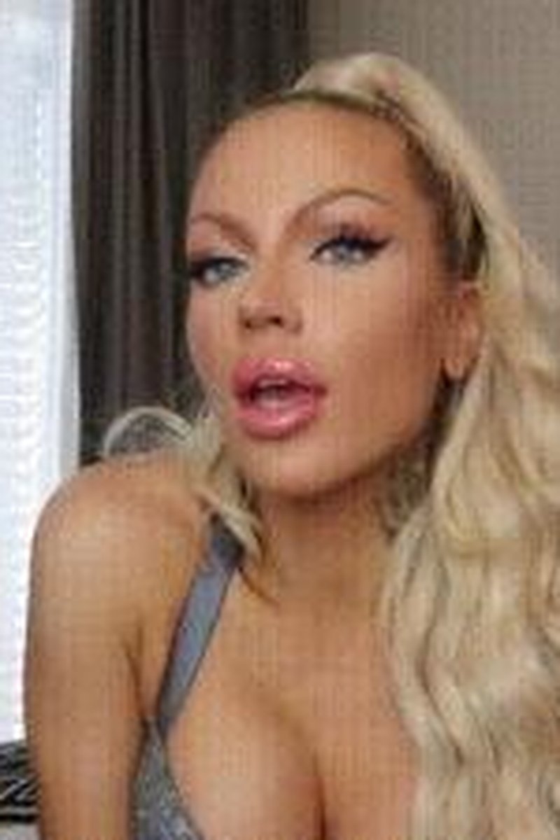 Bon Appetit - Screenshot 1 of 4 - Cum Begging