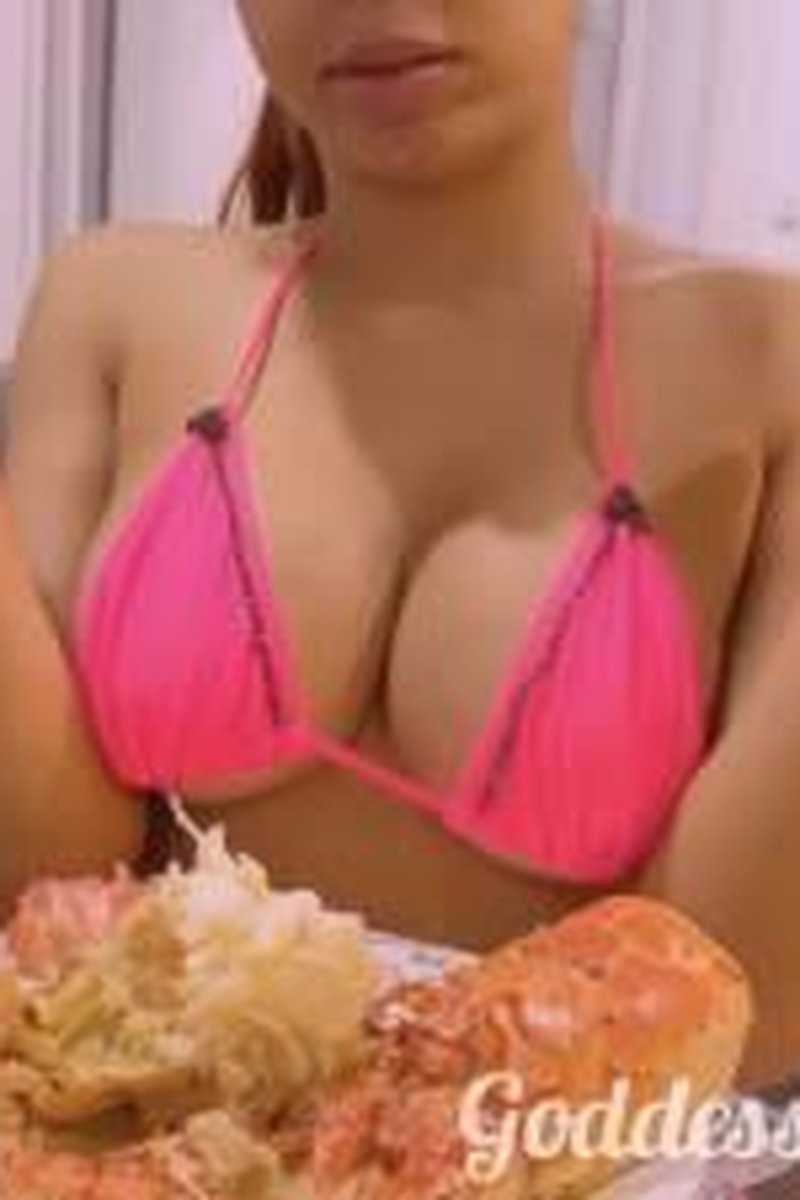 Giantess Samira Cooks A Lobster And Then Eats It (Vore) - Screenshot 1 of 4 - Fantasy