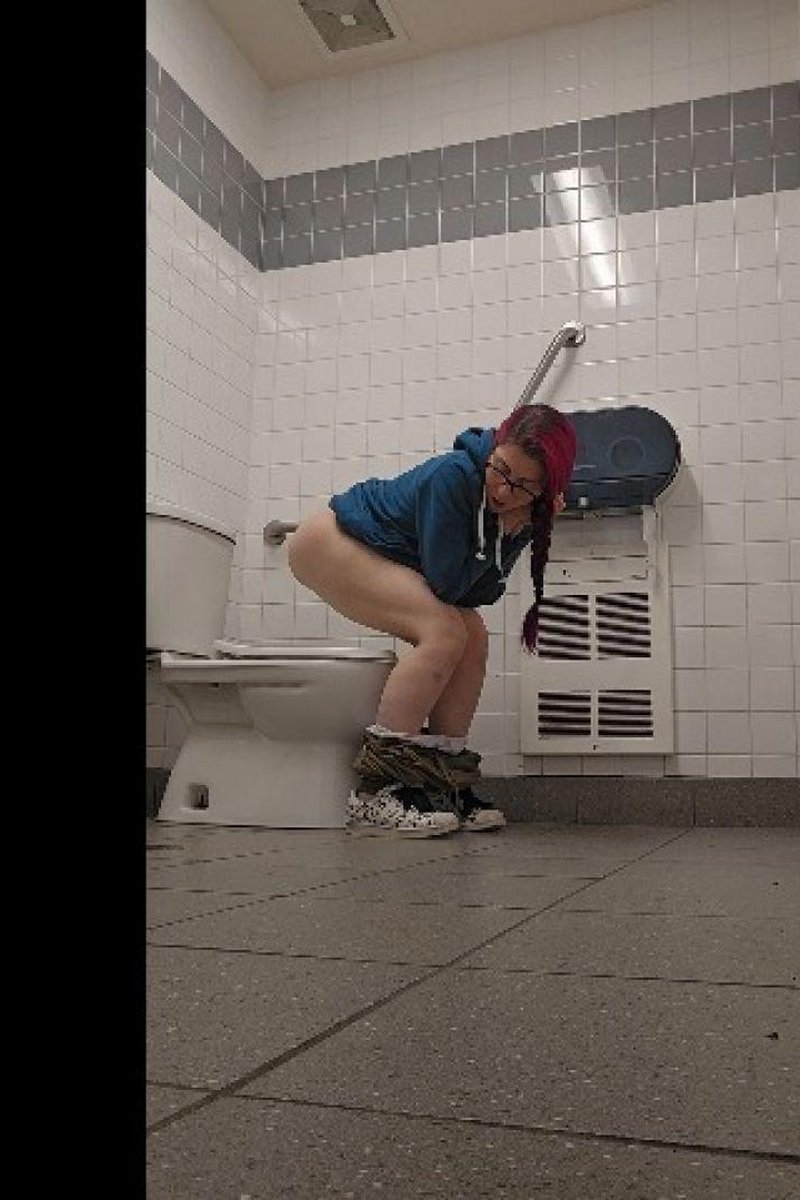 Hover Pee - Screenshot 1 of 4 - Bathroom