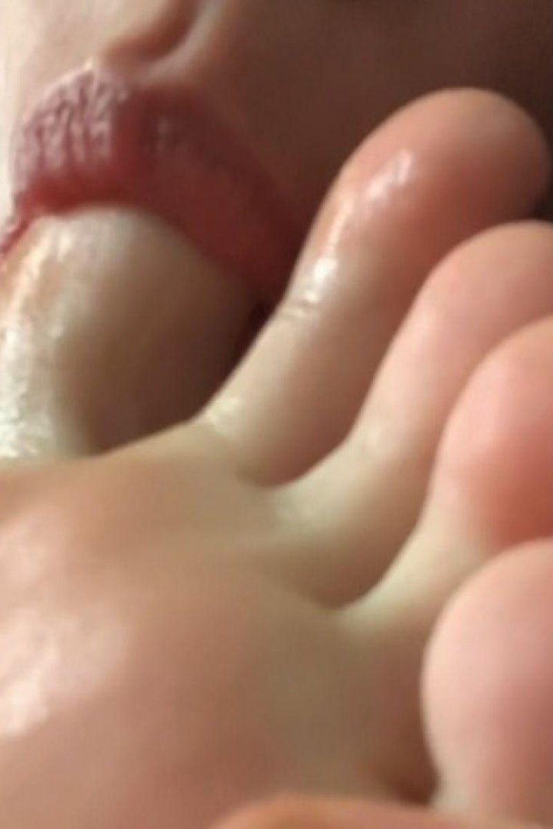 Toe Suckerz - Screenshot 1 of 4 - Famous Feet