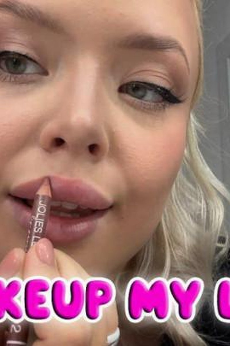 Makeup My Lips - Screenshot 1 of 4 - Babes