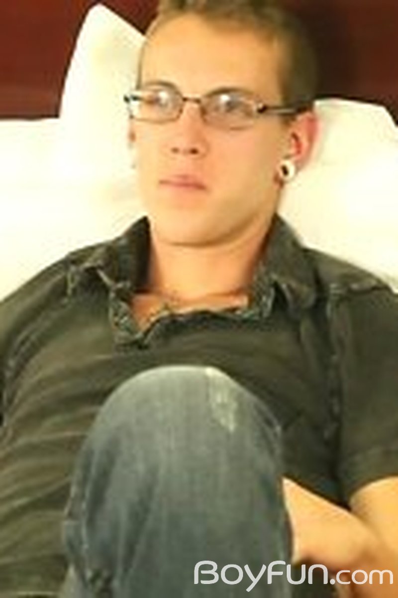Dustin - Screenshot 1 of 4 - Gay