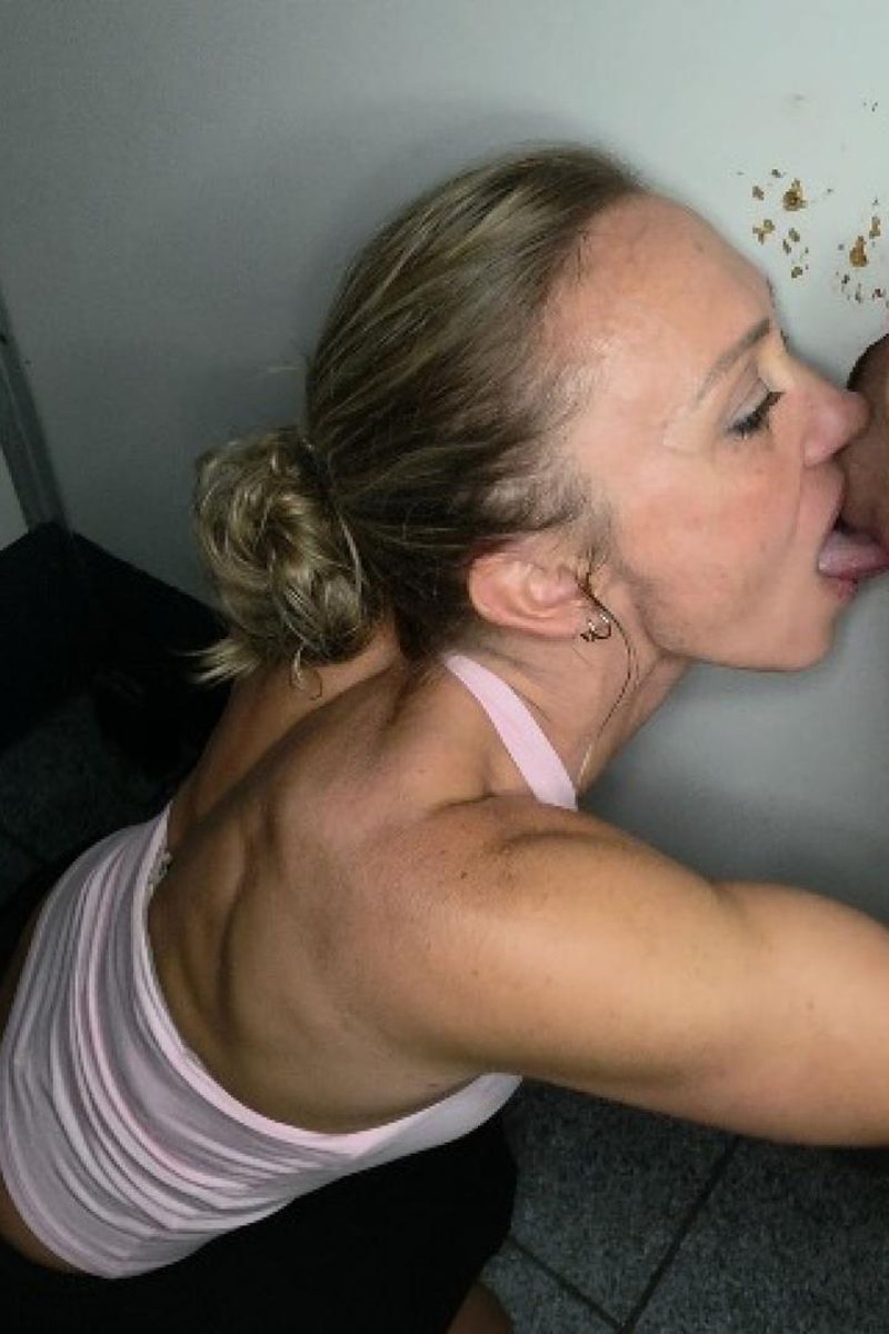 Guy4 Gloryhole7 - Screenshot 1 of 4 - Ball Sucking