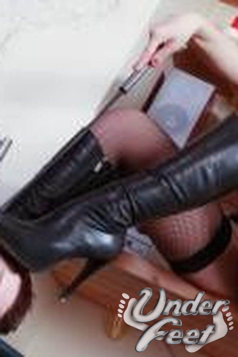 Maya - Screenshot 1 of 4 - Femdom