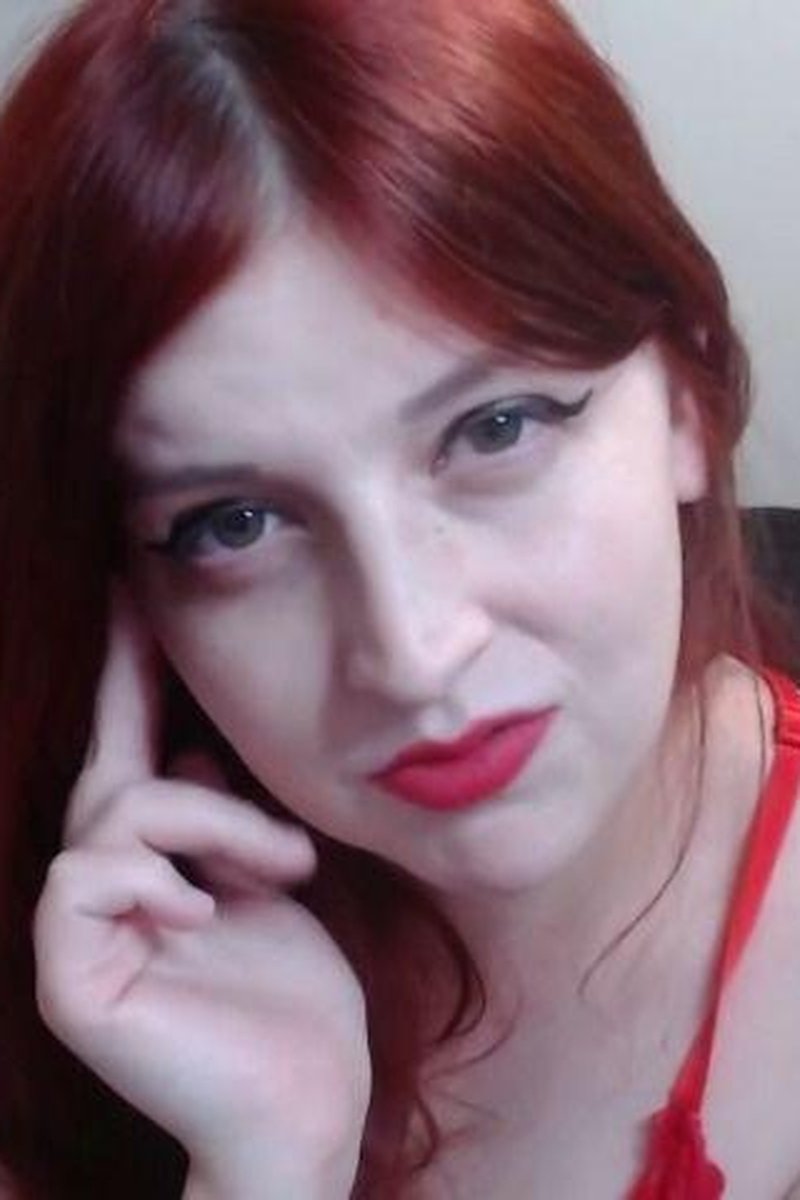 Mesmerizing Beauty - Screenshot 1 of 4 - Eye Contact
