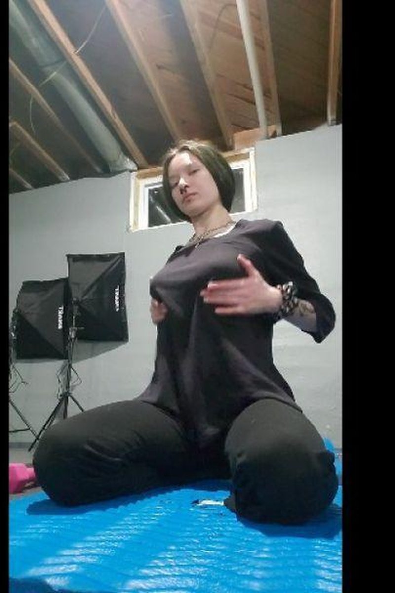Im So Dirty... I Havent Showered In A Week - Screenshot 1 of 4 - Bouncytits