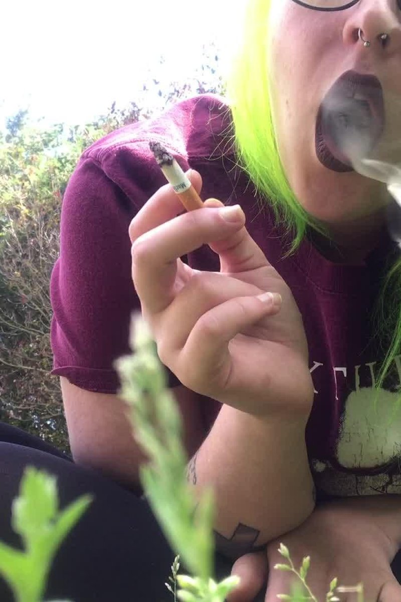 Outdoor Smoking - Screenshot 1 of 4 - Outdoors
